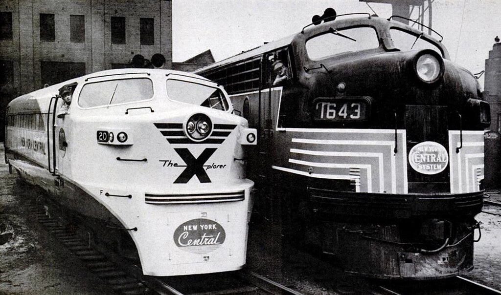 Картинки Яндекса. Низкорамный локомотив Baldwin РП-210  рядом с локомотивом General Motors EMD F-7