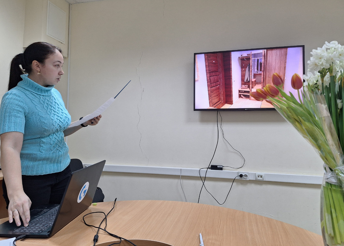 Выпускница за месяц заняла очередь, что она будет 1-я защищаться, потому что в соседнем кабинете началась лекция по ландшафту. Она одни курсы закончила и уже поступила в другую группу на курс к ландшафтгикам. Там учиться тоже очень интересно! Молодец! Всегда собранна, орнанизованна, вопросы только по делу,... Умница! Поздравляю!