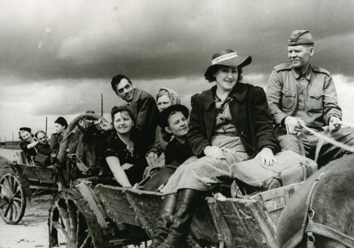 Бригада артистов Ленгорэстрады направляется на передовую позицию к защитникам Ленинградский фронт. 1943 г.