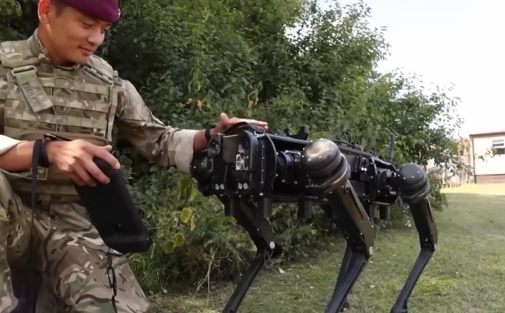 Китаец гладит свой боевой четвероногий агрегат. 