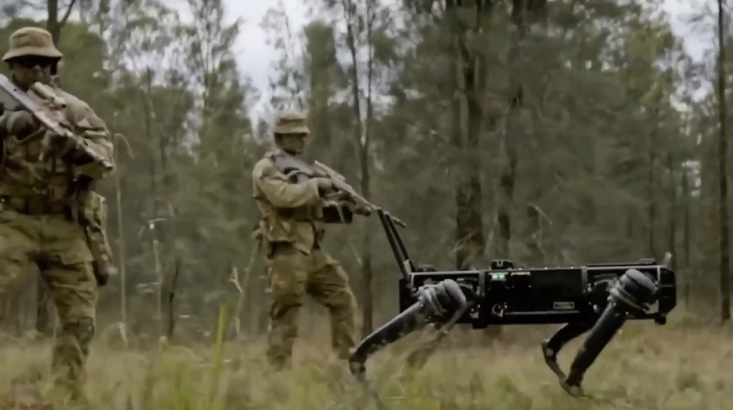 Робопёс идёт на задание.