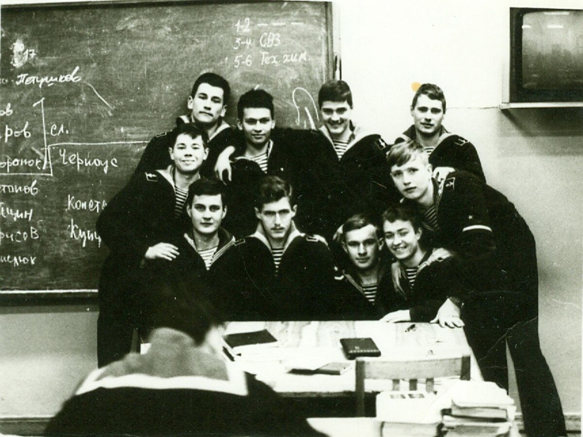     Артур Березин (второй слева в нижнем ряду) в училище / Из личного архива
