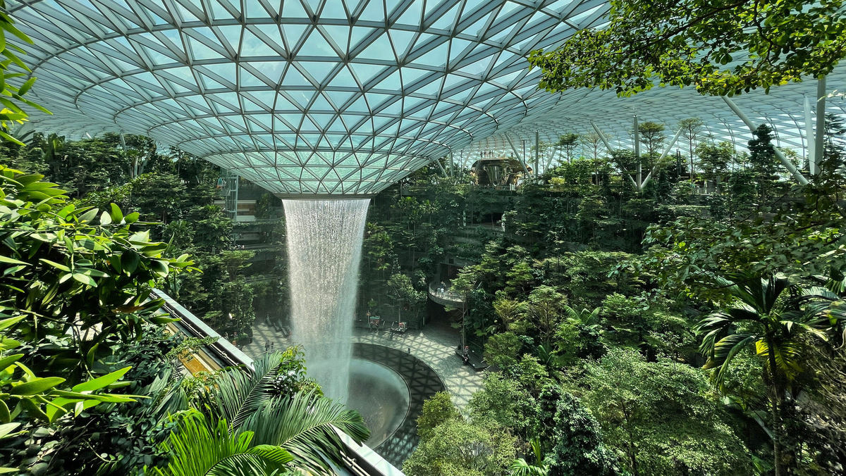 Чэнги неоднократно признавали лучшим аэропортом Азии. В воздушной гавани есть цветующие сады с сотнями мансардных окон, общественные пространства с современном дизайном и магазины ведущих мировых брендов. Фото: Unsplash