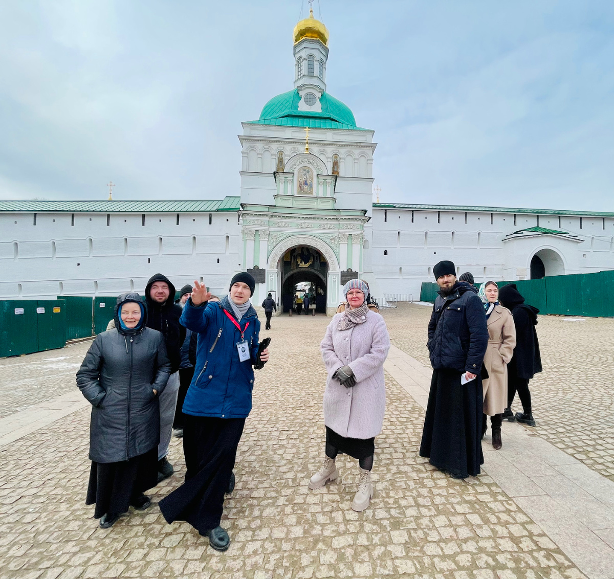 Центральные врата в Троице-Сергиеву Лавру Преподобный Кирилл и Мария, родители Сергия Радонежского - это первые Образа, которые мы видим. 