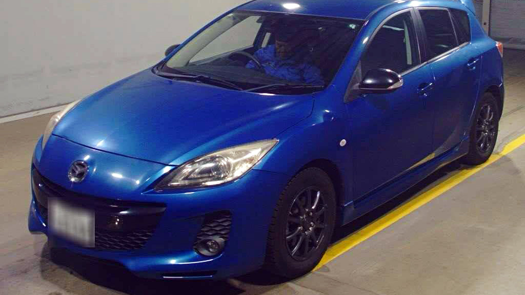 Рестайлинговая Mazda Axela 2013 года с японского аукциона