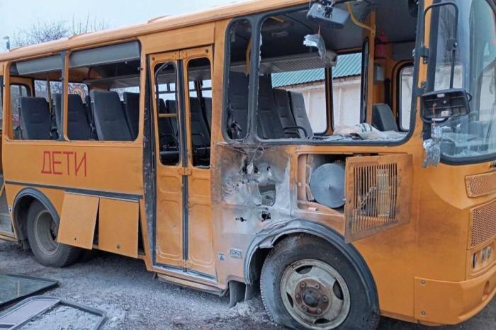 Накануне в Пологовском муниципальном округе, в селе Шевченково зафиксирована атака вражеского БПЛА. В результате удара существенно пострадал новый школьный автобус, который стоял у водителя во дворе по месту жительства. Благо среди населения пострадавших нет, источник – Телеграм-канал Балицкий Евгений