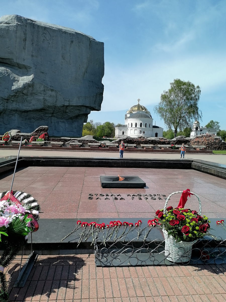 Вечный огонь (листайте по стрелке – всего 2 фотографии)