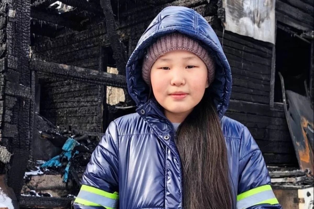    9-летняя Арюна набралась смелости и выбралась с младшей сестрой через окно.