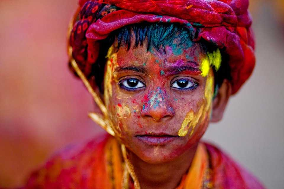 Мальчик в красках