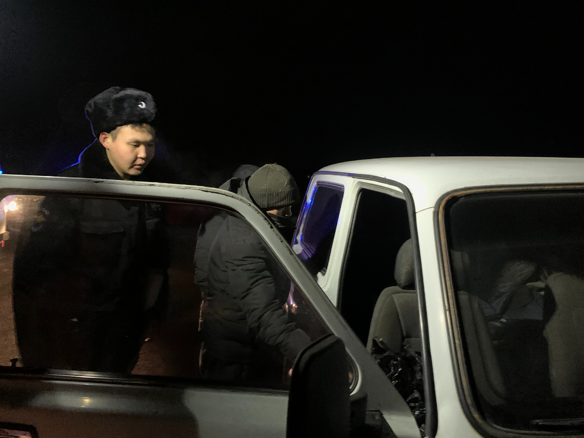 При проверке пассажир попытался избавиться от наркотиков)