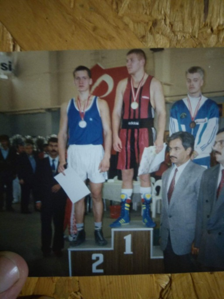 Правила соревнования не нарушены: трусы у соперников разного цвета.