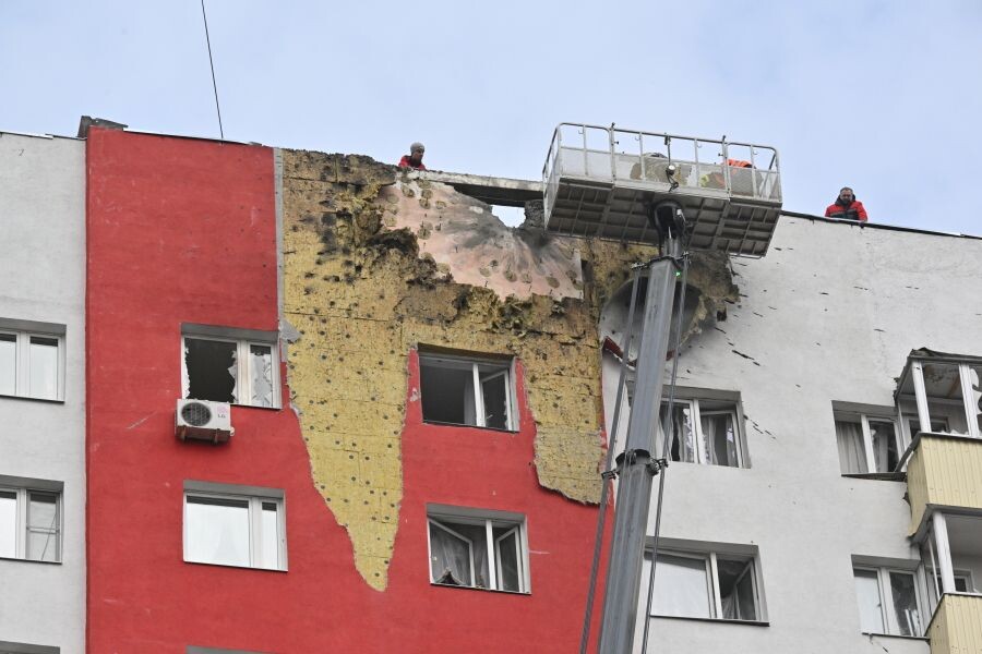    Дом, поврежденный из-за падения обломков сбитого БПЛА на Домодедовской улице в Москве / Источник: © Илья Питалев/РИА Новости