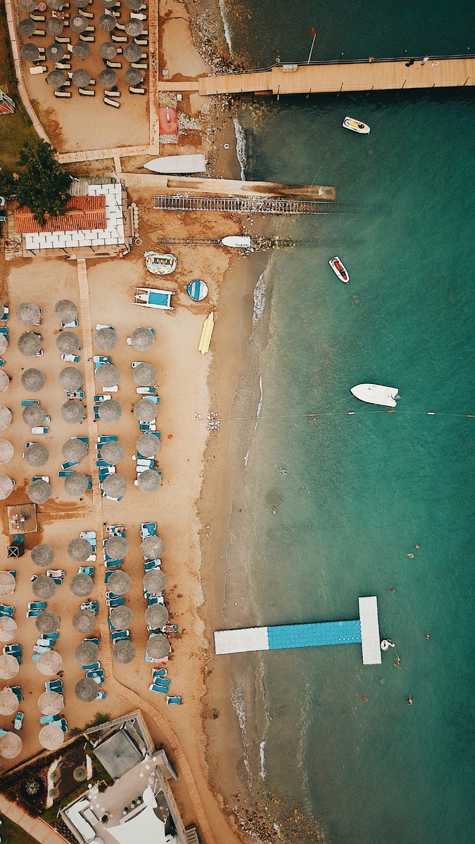 Много лежаков на местном пляже не случайно — это 2-ой по популярности курорт региона! И моё знакомство с побережьем началось именно здесь.