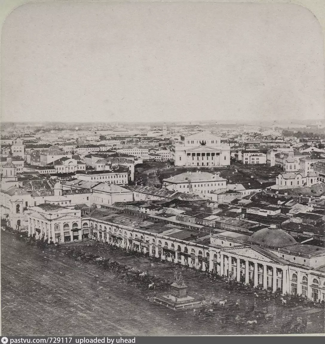 Застройка Москвы в 1857 году. Вид со Спасской башни Московского Кремля. Тут же заметно старое здание Верхних торговых рядов. Ну а Большой театр на фоне остальных зданий смотрелся просто гигантским. С сайта www.pastvu.com.