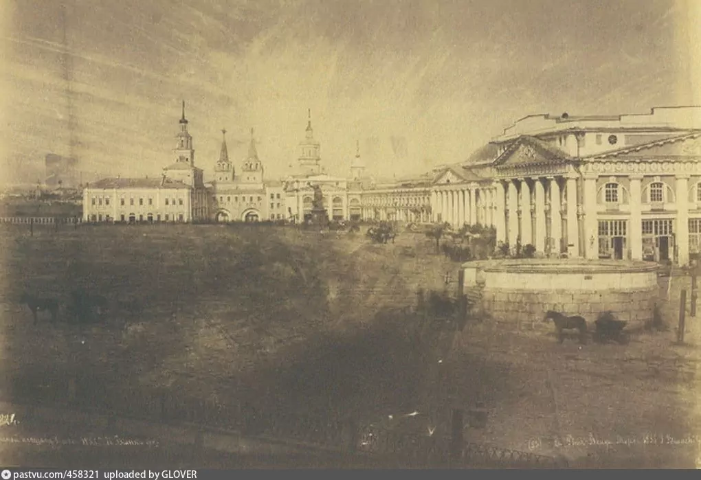 Красная площадь в 1855 году. Вид от собора Василия Блаженного. Справа старое здание Вехних торговых рядом (теперь тут ГУМ). Прямо левее бывший Земский приказ. Через пару десятилетий на его месте начали строить Исторический музей. С сайта www.pastvu.com.