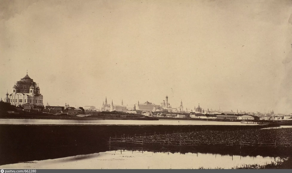 Вид от Крымского моста на строящийся храм Христа Спасителя и Пречистенскую набережную, 1856. Автор фото: J. Mack. С сайта www.pastvu.com.