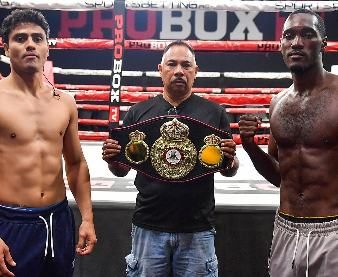                                    Лестер Мартинес (слева) - Джошон Джеймс 