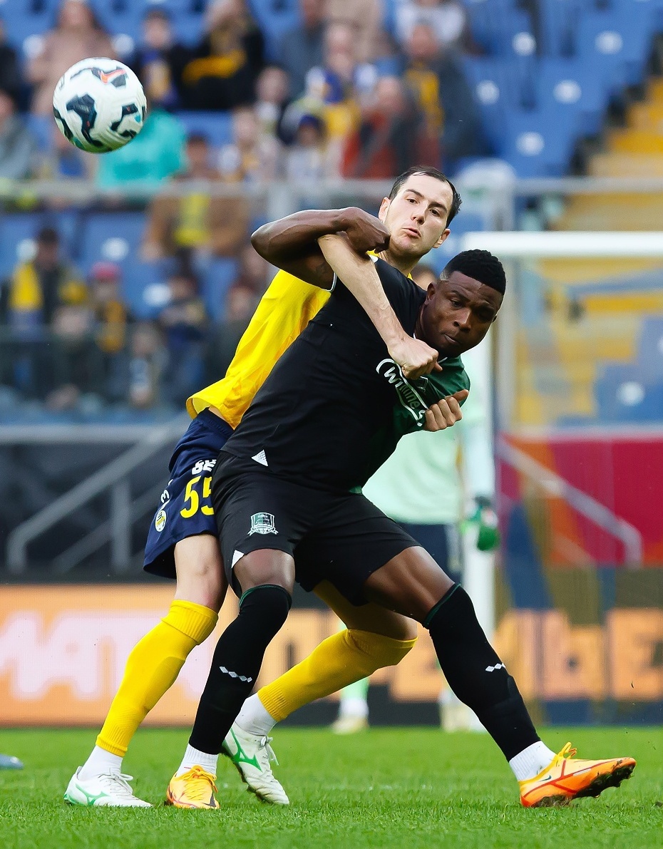 Форвард «Краснодара» Джон Кордоба (справа) под опекой Максима Осипенко. Фото из архива ФК «Ростов»