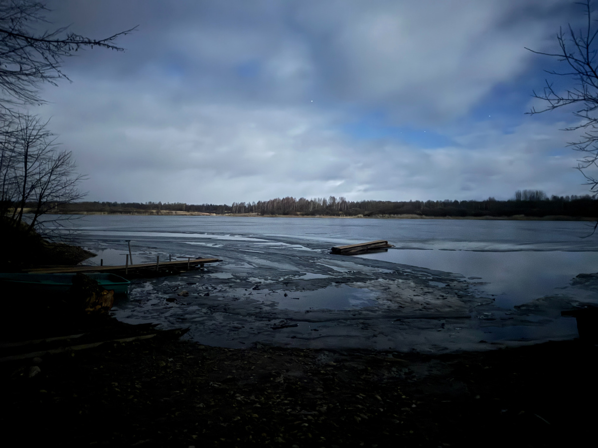 Ночная фотография. На часах 23.30.