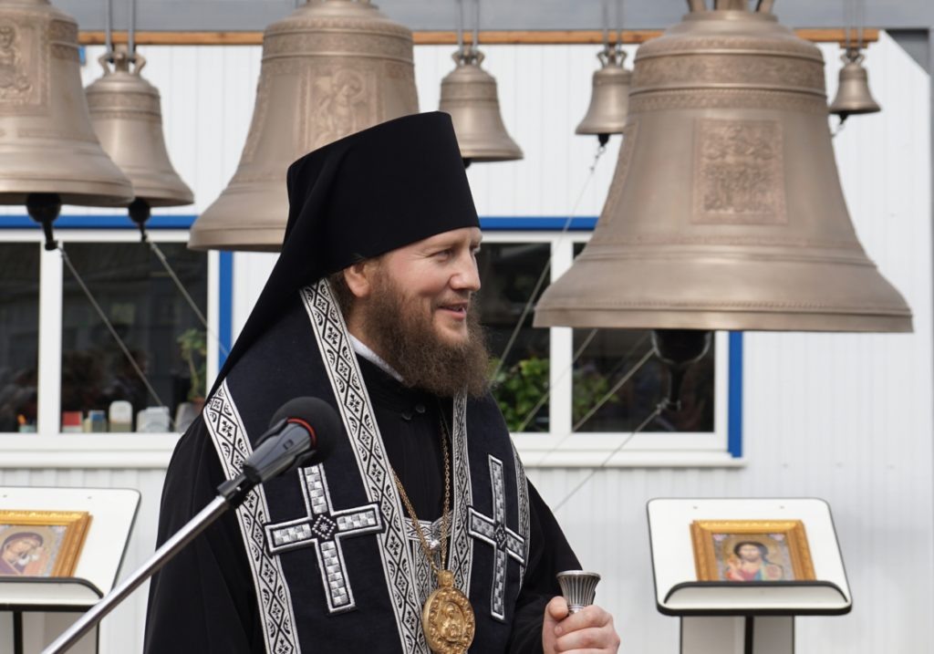    Епископ Ейский и Тимашевский Серафим поздравил тимашевцев с освящением звонницы нового собора. Фото Архипа Ларченко Лариса Криволуцкая