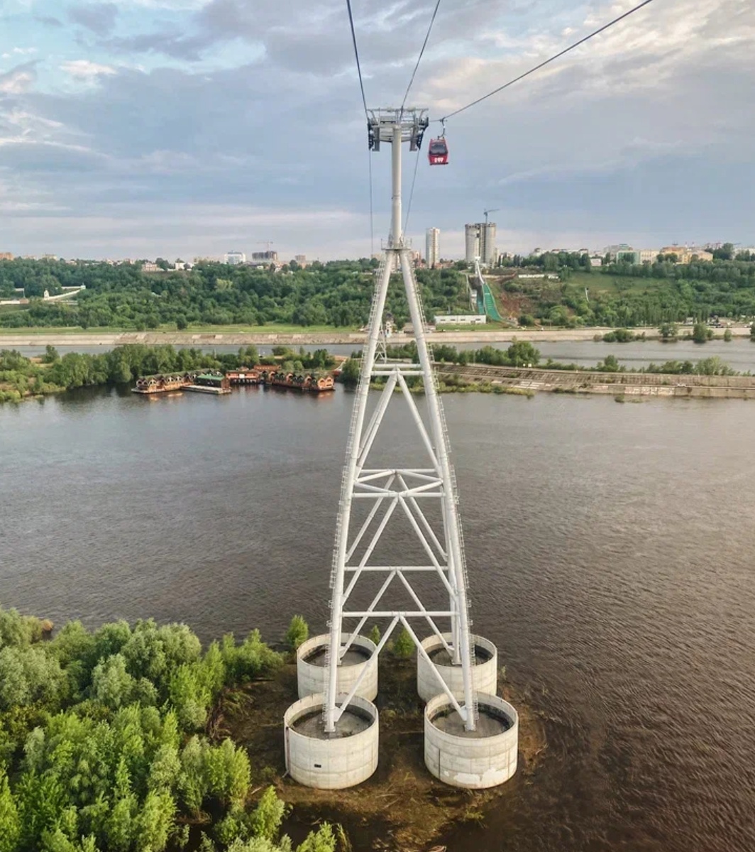 Оказавшись в Нижнем Новгороде, обязательно стоит прокатиться по канатной дороге, которая проходит через Волгу в город Бор. Её особенность — самый большой в Европе безопорный пролёт над водной поверхностью — 861 метр. Цена билета — всего 100 рублей. А чтобы добраться обратно в Нижний Новгород, можно воспользоваться паромом.