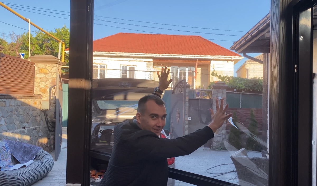 Давлю всем весом на зип экран из ПВХ панорамного полотна