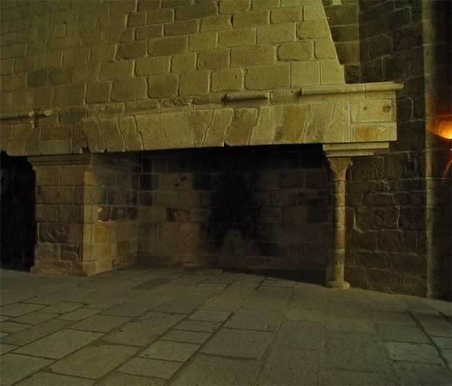 Камин в аббатстве Мон-Сен-Мишель.