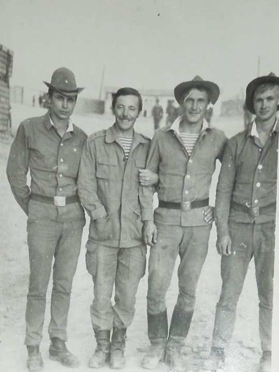    Андрей Мясоедов (второй справа) служил в Афганистане на шесть лет раньше Юлдаша. Фото - архив Андрея Мясоедова.