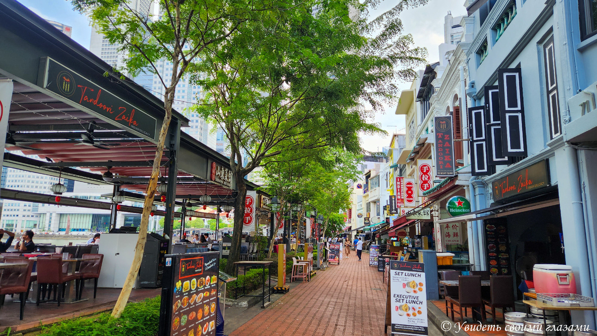 На набережной Боут Куэй расположились рестораны азиатской кухни и морепродуктов