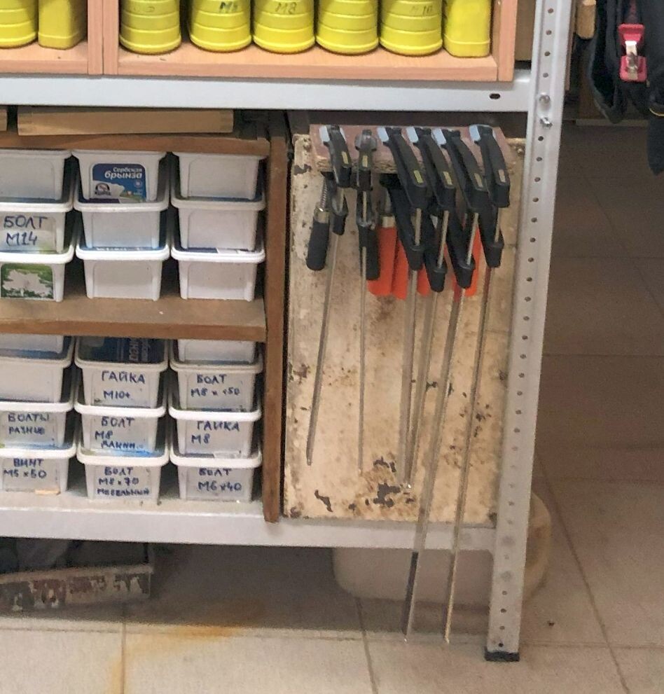 Внезапно глухая поверхность нашлась на ящике установленном в стеллаже для доступа с торца.