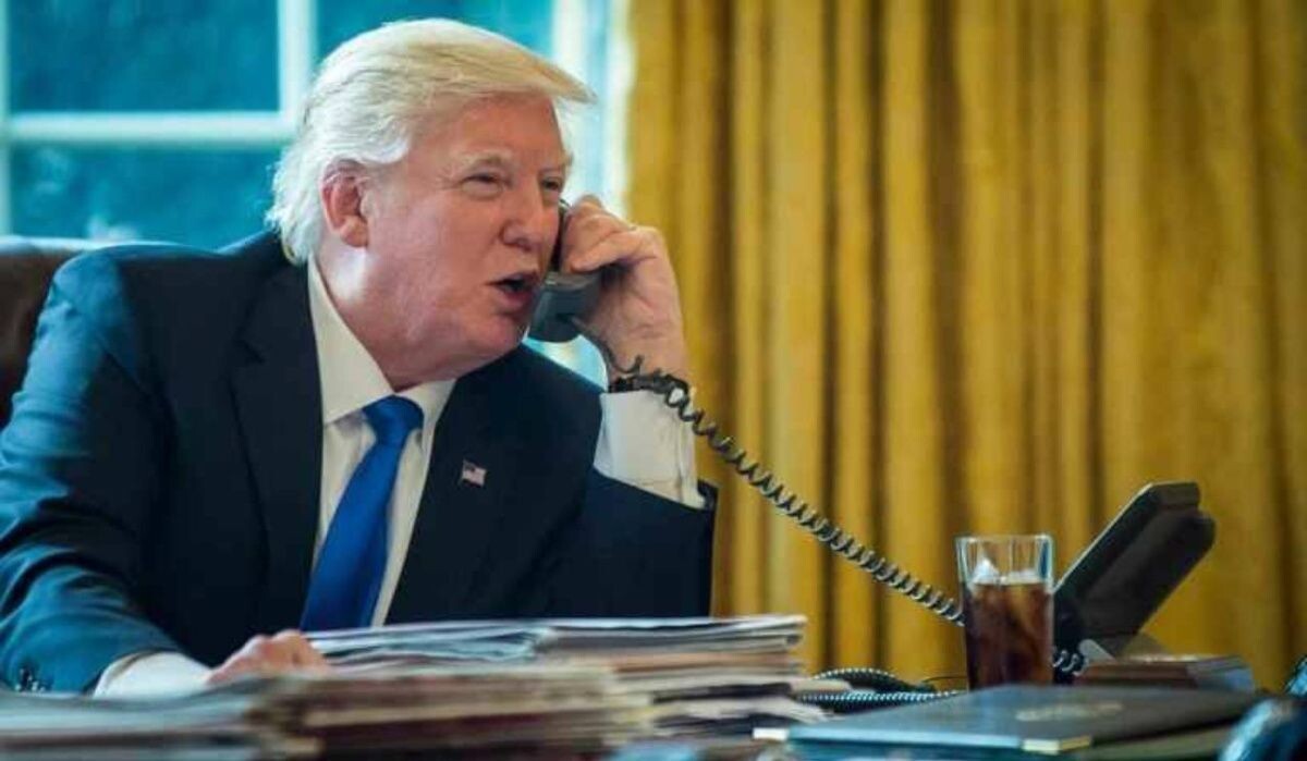     Трамп говорит по телефону. Источник: rbc.ru Автор фото: Pete Marovich