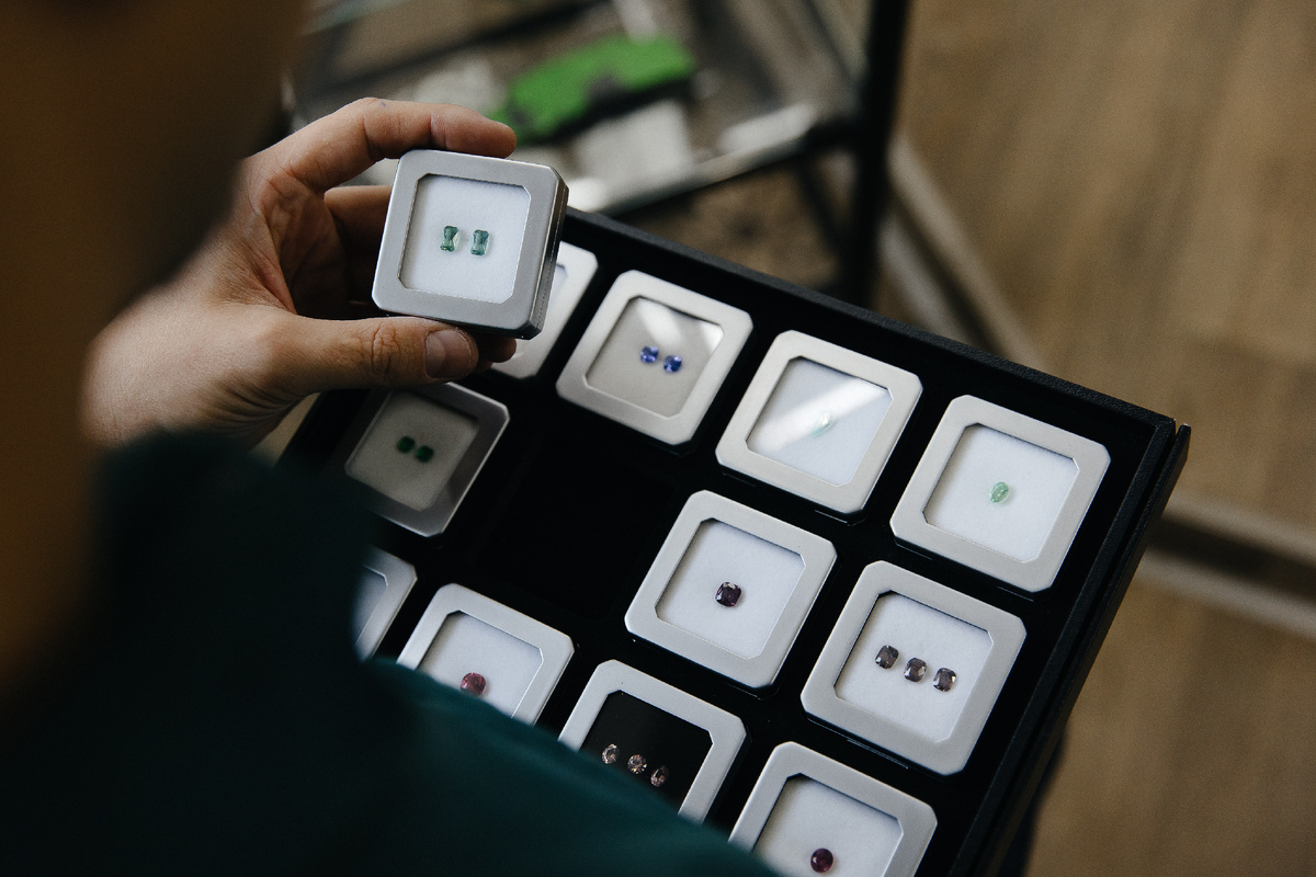 Какие природные цветные камни (драгоценные и полудрагоценные) мы можем считать ценными, а какие не можем? Давайте разбираться. В этой публикации хочу осветить тему облагораживания природных камней. Не конкретно по каждому (думаю это будет нудно), а глобально о допустимых и недопустимых методах облагораживания цветных природных камней и почему камни, облагороженные НЕдопустимыми методами нельзя назвать ценными. Это очень важно понимать.