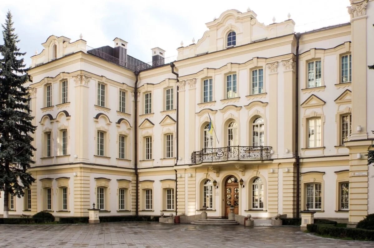    Кловский дворец, в котором размещается Верховный суд Украины.