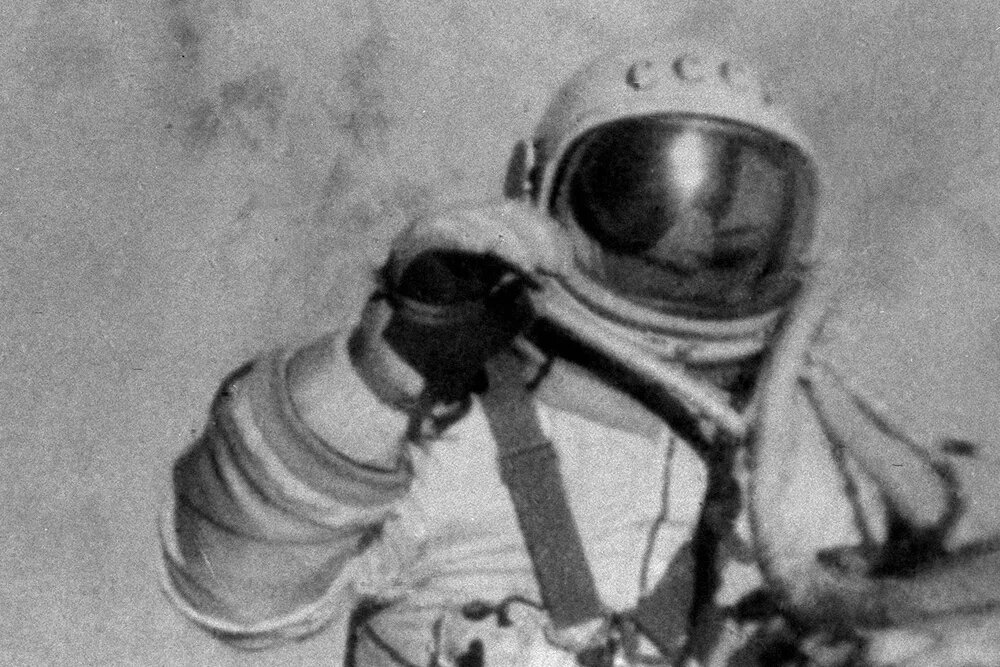 Алесей Леонов в открытом космосе, 18 марта 1665г. 