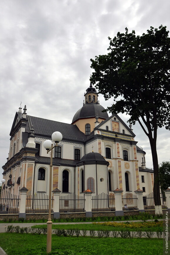 Фарный костел сооружен в 1584–1593 гг. как костел иезуитского монастыря по проекту итальянского архитектора Джованни Бернардони © Валерия Белоусова