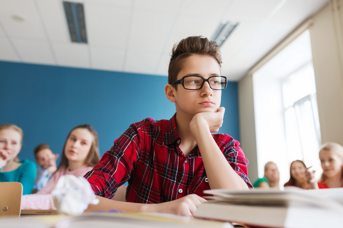    Если у ребенка не складываются отношения с одноклассниками, смена учебного заведения — шанс найти близких по духу ребят. Источник: Shutterstock