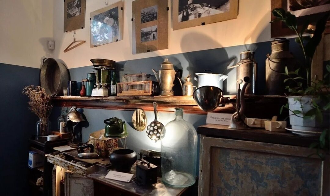 Это знаменитая Булгаковская "нехорошая квартира", из которой куда-то в неизвестном направлении пропадали жильцы. Так и наше здоровье, - куда и в каком  направлении оно пропадает🥺? Над этим и подумаем... А квартиру посетить всем рекомендую ❤️