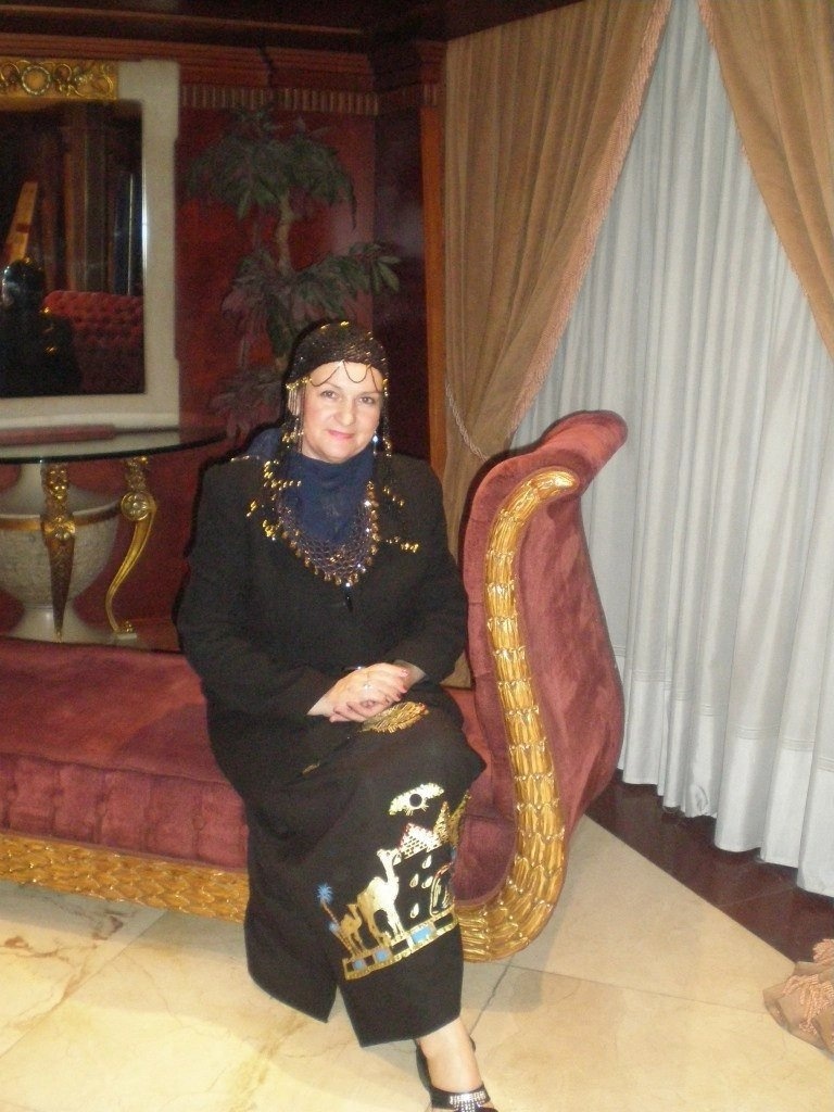 Внутри круизного корабля в египетском наряде.