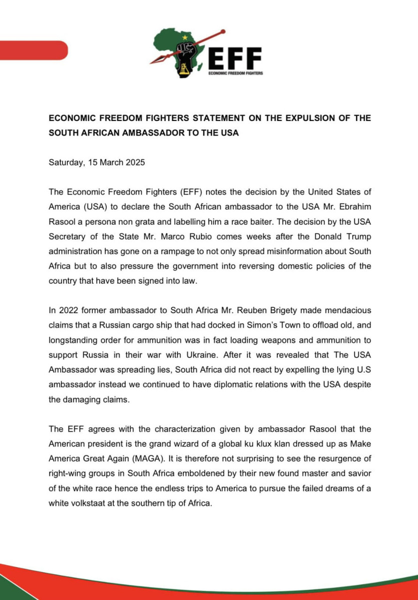 «Борцы за экономическую свободу» (EFF), левая радикальная партия, занявшая четвертое место на прошлогодних выборах (10% голосов) в ЮАР, в своем заявлении назвала Дональда Трампа «Великим Магистром» мирового Ку-Клукс-Клана («is the grand wizard of a global ka klux klan»)

«EFF согласна с характеристикой, данной послом, что американский президент — великий магистр мирового ку-клукс-клана, замаскированный под “Make America Great Again” (MAGA)», говорится в заявлении оппозиционной партии, а также звучит призыв не допустить назначения кандидатуры Джоэла Поллака в качестве нового посла США в ЮАР.

Друзья, мы на пороге расовой войны, скажу я вам 😎

❗️ Но, что самое интересное, в заявлении «EFF» нашлось место и для России. 

«В 2022 году бывший посол в Южной Африке Рубен Бригети сделал лживые заявления о том, что российское грузовое судно, пришвартовавшееся в Саймонстауне для выгрузки старого заказа на боеприпасы, на самом деле загружало оружие и боеприпасы для поддержки России в ее войне с Украиной. После того, как выяснилось, что посол США распространял ложь, Южная Африка не отреагировала высылкой лживого посла США, вместо этого мы продолжили поддерживать дипломатические отношения с США, несмотря на оскорбительные заявления».

Похоже, что кое-кто в ЮАР очень желает, чтобы Россия по старой доброй традиции ввязалась в это противостояние на стороне левых радикалов. Надеюсь, у нашего МИД хватит ума понаблюдать за этим противостоянием в сторонке.

Реакция официального ЮАР, между тем, куда более сдержана. Президент ЮАР Сирил Рамафоса назвал высылку посла «достойной сожаления», но страна «по-прежнему привержена построению взаимовыгодных отношений» с Вашингтоном.
Подписывайтесь на наш телеграмм канал ❤️ https://t.me/afric_ylbIbka
#юар #раса