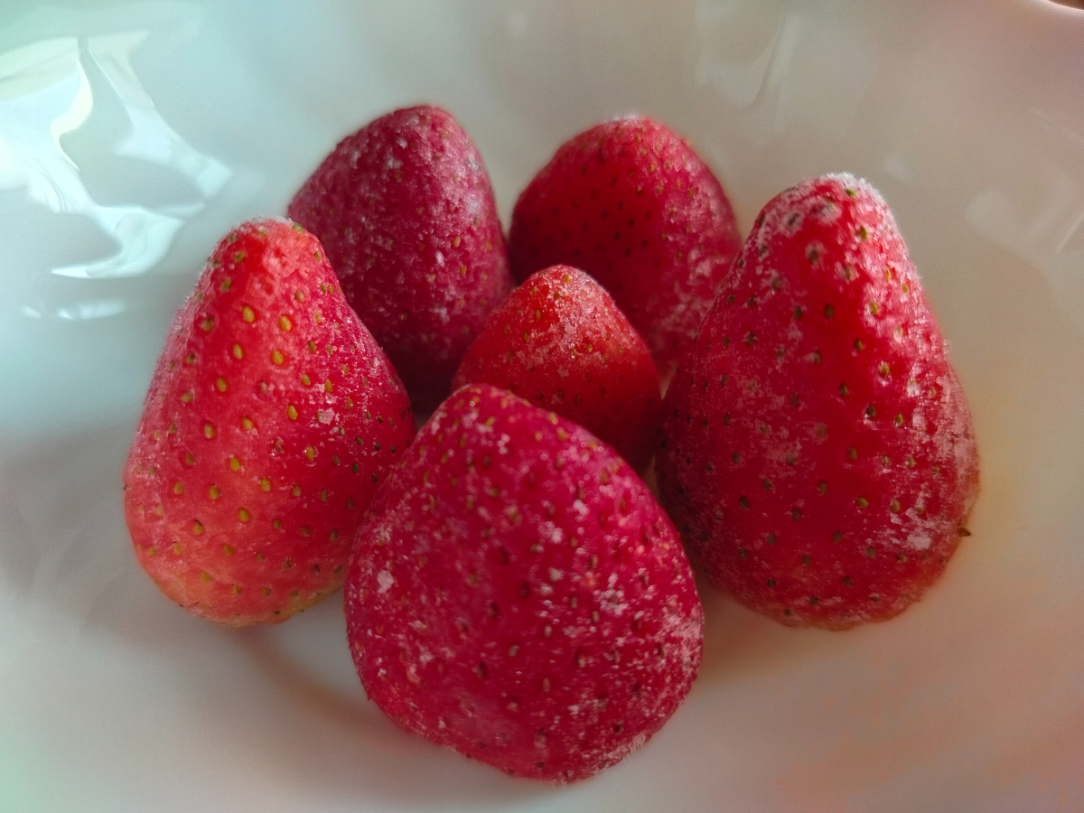 Размораживается клубника купленная в магазине маяк. 