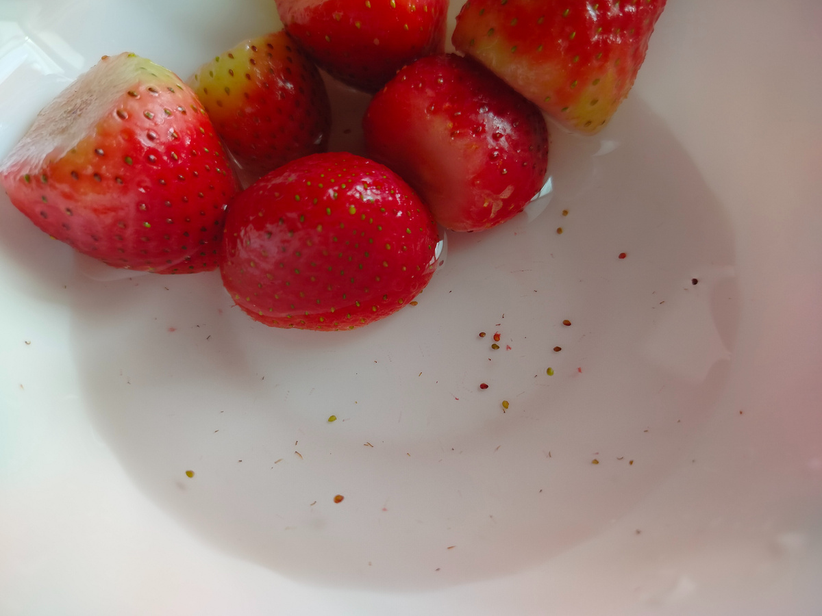 Помыла ягоды.