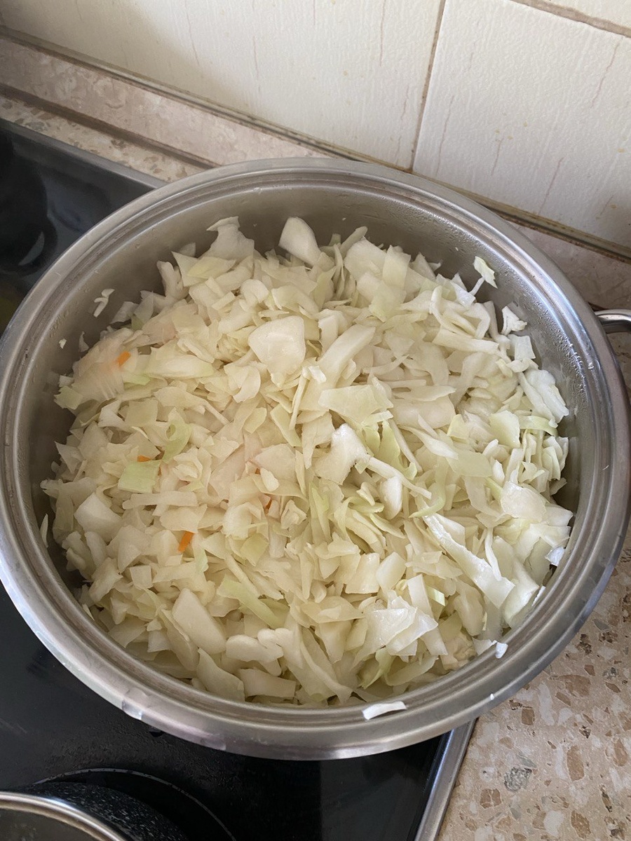 Кострюля с иолстым дном, капуста квашеная и свежая. Листайте вправо.