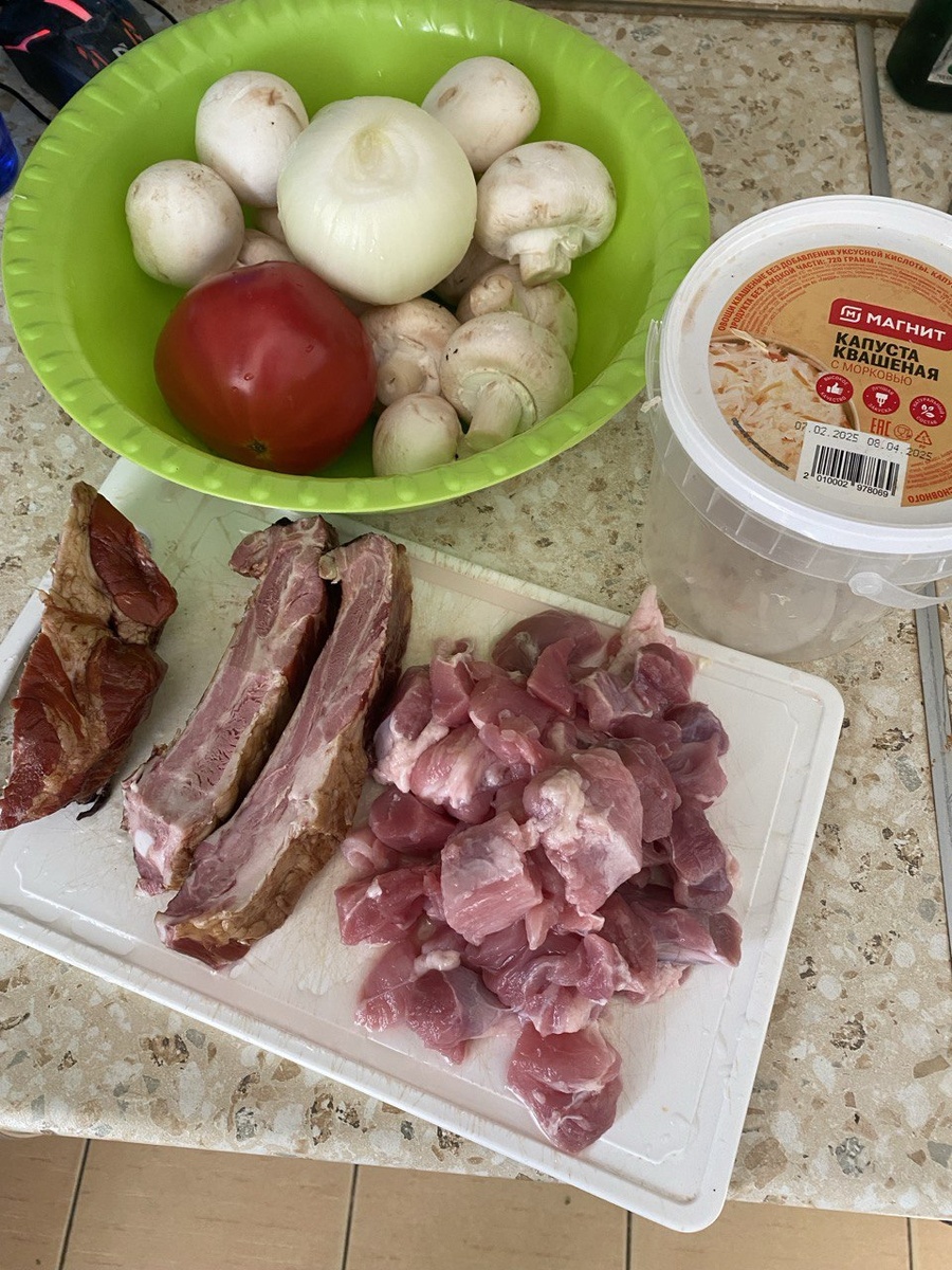 Одна большая луковица, один помидор, свиной гуляш, копченые свиные ребра, грибы. Листайте дальше.