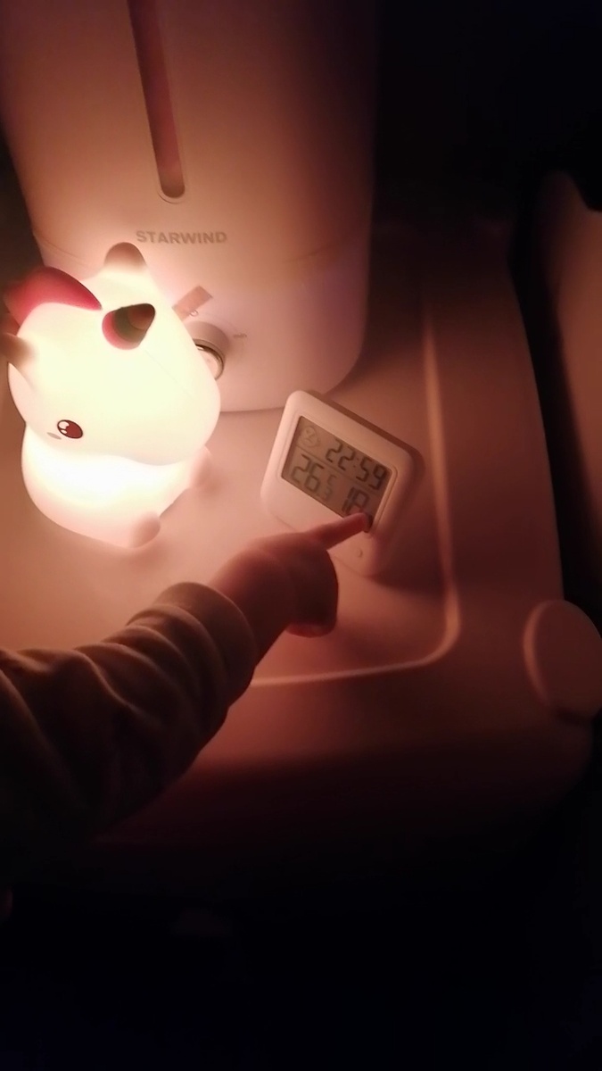 Показывает пальчиком, а не рукой