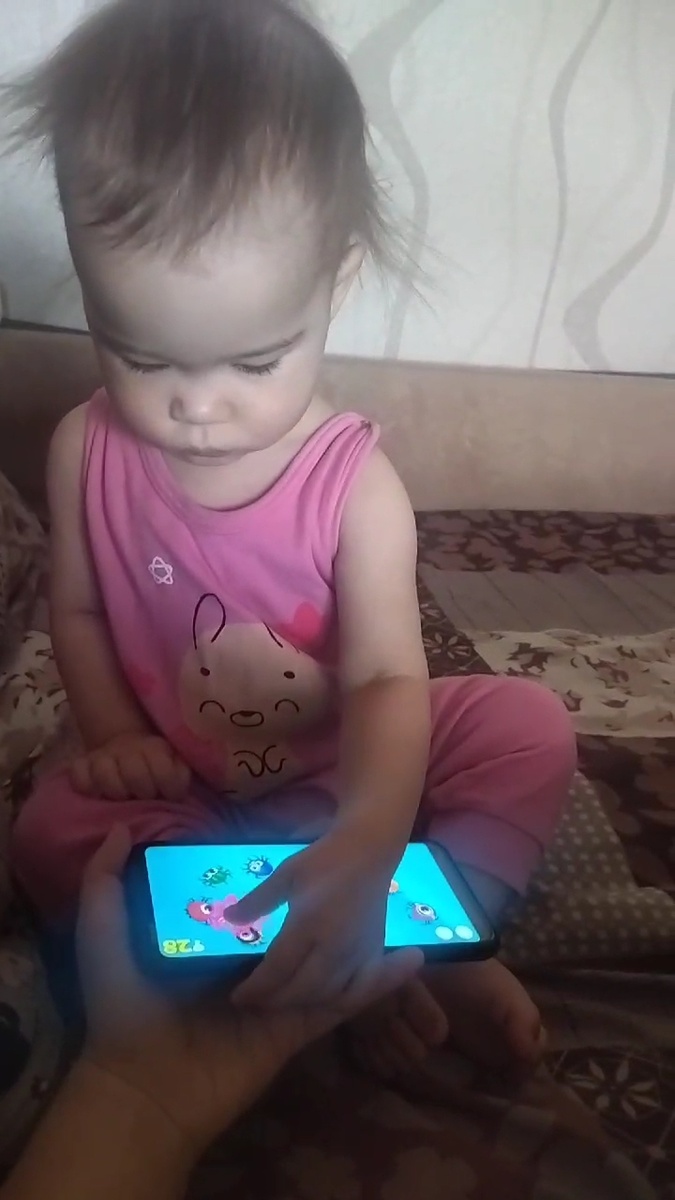 Та самая игра. Просто бегают жучки на экране, надо их ловить. Развивает внимательность, реакцию и, по моей логике, указующий жест. У ребёнка логика отличается от моей