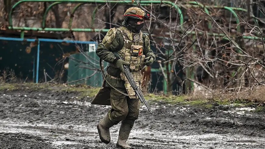 Русский солдат с иконой на груди изгоняет сатанистов из Курской области