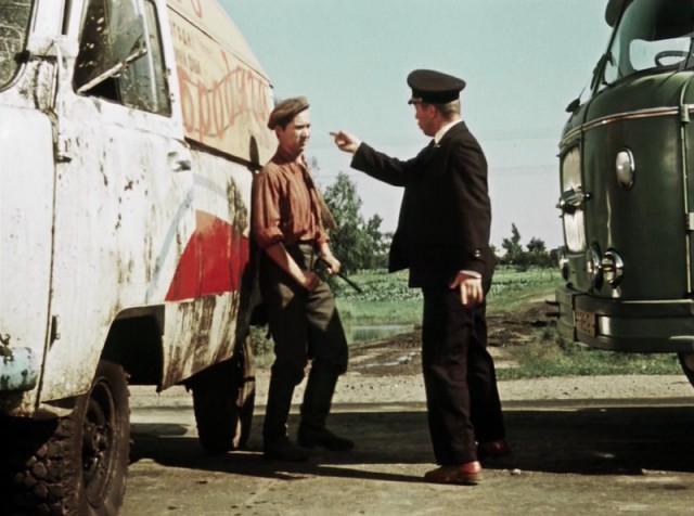 Кадр из советской комедии  «Королева бензоколонки»