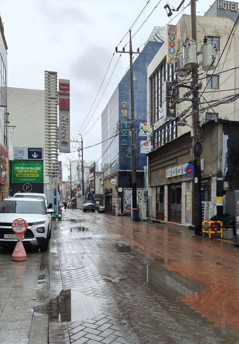 Вот так выглядит улица при выходе из отеля на следующее утро.