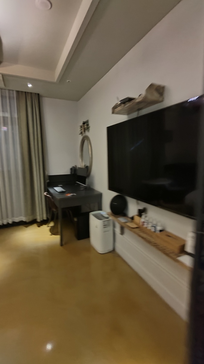 А это мой прекрасный номер. Огромный телевизор, а под ним косметические средства. На столе компьютер. С телевизором у меня была история, в которой мне здорово помогла сотрудница с ресепшен. 