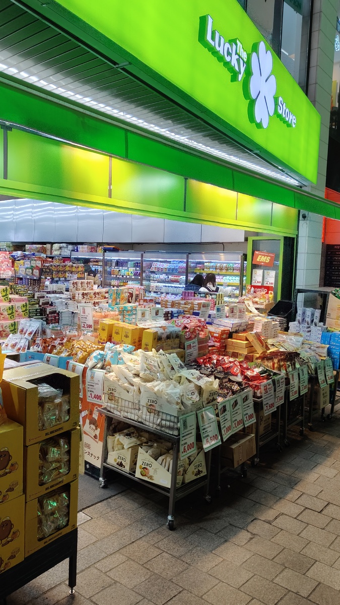 А вот тут много вкусного. Вот отсюда я забила чемодан всяким вкусняшками